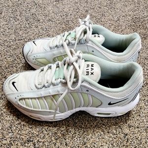 Nike Tailwind green sneakers